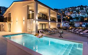 Villa Nina I - Apartments With Pool Near The Sea